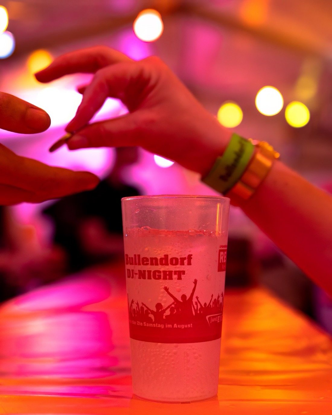 Bullendorf DJ-Night Becher im warmen Partylicht
