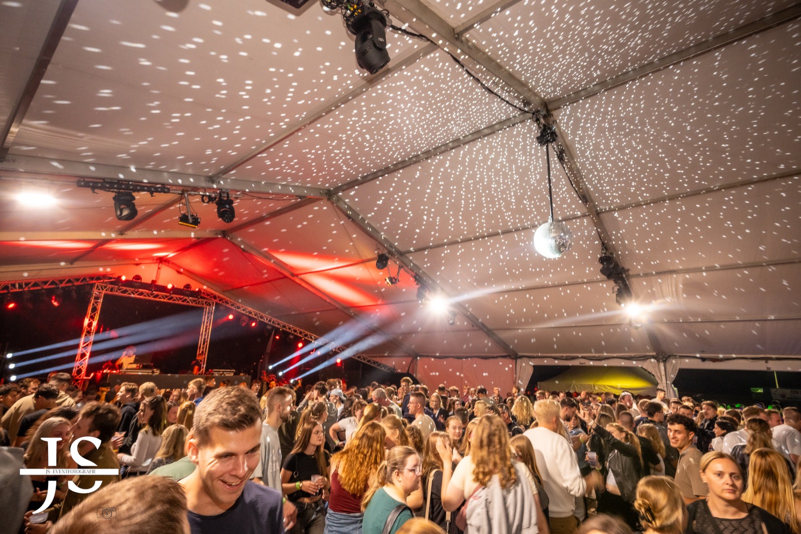 Discokugel und Lichtershow im Festzelt